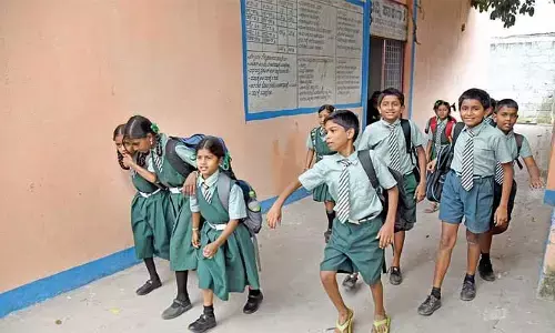 ఉచిత విద్య వాగ్దానం.. బకాయిల బారిన పేద విద్యార్థులు..