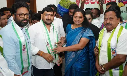 కాంగ్రెస్ వైఫల్యాలపై పోరాడుతాం.. తెలంగాణ జాగృతిలో 350 మంది అనుచరులతో బీసీ నేత చేరిక