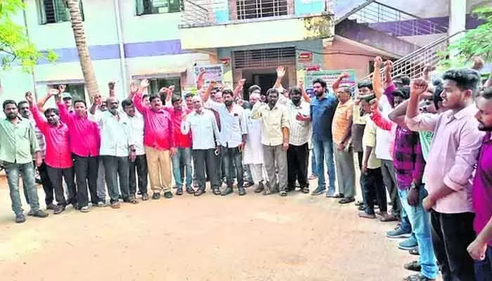 విద్యుత్ ఉద్యోగుల ఉద్యమం ఉధృతం.. భారీ ధర్నాకు పిలుపు విద్యుత్ ఉద్యోగుల ఉద్యమం ఉధృతం.. భారీ ధర్నాకు పిలుపు