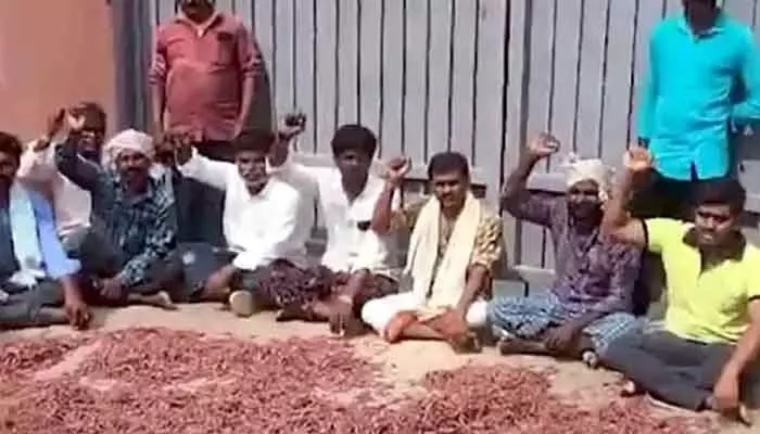 రాష్ట్రంలో నాన్ లోకల్స్కు ఉద్యోగాలు.. ఉద్రిక్తత రాష్ట్రంలో నాన్ లోకల్స్కు ఉద్యోగాలు.. ఉద్రిక్తత