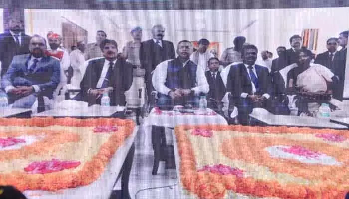 ప్రజలకు చేరువ కానున్న న్యాయ సేవలు : హైకోర్టు చీఫ్ జస్టిస్ ఆపరేష్ కుమార్ సింగ్ ప్రజలకు చేరువ కానున్న న్యాయ సేవలు : హైకోర్టు చీఫ్ జస్టిస్ ఆపరేష్ కుమార్ సింగ్