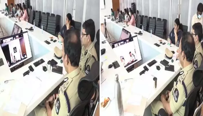 విధుల్లో నిర్లక్ష్యం వహిస్తే కఠిన చర్యలు.. తొలిసారి అన్ని విభాగాలతో సీపీ సజ్జనార్ వర్చువల్ సమావేశం విధుల్లో నిర్లక్ష్యం వహిస్తే కఠిన చర్యలు.. తొలిసారి అన్ని విభాగాలతో సీపీ సజ్జనార్ వర్చువల్ సమావేశం