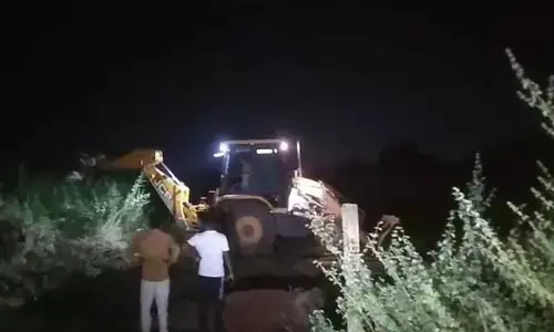 కన్నాలలో అర్ధరాత్రి భూ కబ్జా..