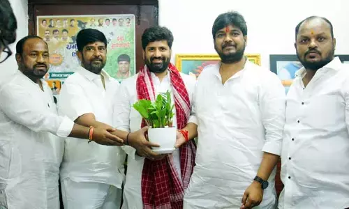 MP Anil Kumar: ఎంపీ అనిల్ ​కుమార్​ యాదవ్​తో జూబ్లీహిల్స్​ కాంగ్రెస్ అభ్యర్థి నవీన్ ​యాదవ్ భేటీ​