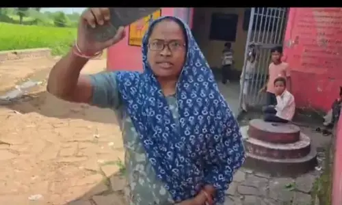 యూట్యూబర్‌ను చెప్పుతో కొట్టిన ప్రిన్సిపాల్.. (వీడియో)