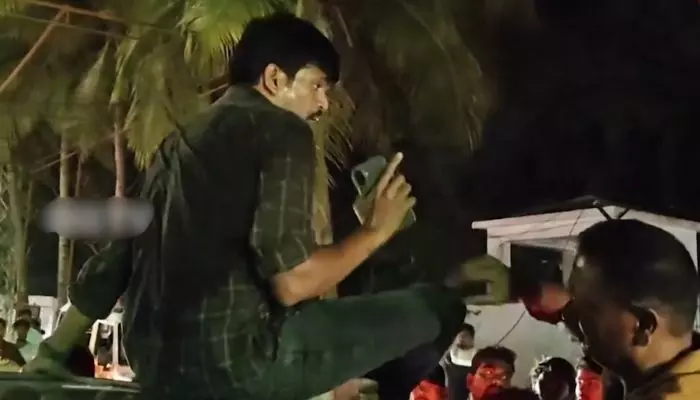 కడపలో మద్యం మత్తులో యువకుడి వీరంగం.. రోడ్డుకు అడ్డంగా కారు పెట్టి హల్చల్ కడపలో మద్యం మత్తులో యువకుడి వీరంగం.. రోడ్డుకు అడ్డంగా కారు పెట్టి హల్చల్