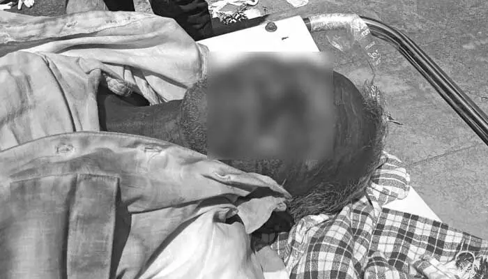 ఆటో నుంచి కింద పడి వ్యక్తి మృతి ఆటో నుంచి కింద పడి వ్యక్తి మృతి