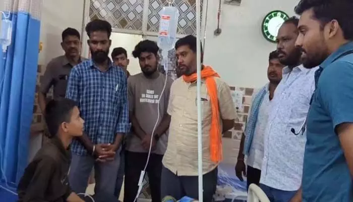 విద్యార్థికి మెరుగైన వైద్య సేవలు అందించాలి : ఎమ్మెల్యే పాల్వాయి హరీశ్ బాబు విద్యార్థికి మెరుగైన వైద్య సేవలు అందించాలి : ఎమ్మెల్యే పాల్వాయి హరీశ్ బాబు