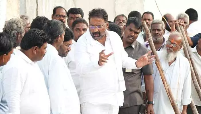 అంజన్న తిరునాళ్లు నెలరోజులే.. పనుల్లో వేగవంతం పెంచండి : మంత్రి వాకిటి శ్రీహరి అంజన్న తిరునాళ్లు నెలరోజులే.. పనుల్లో వేగవంతం పెంచండి : మంత్రి వాకిటి శ్రీహరి