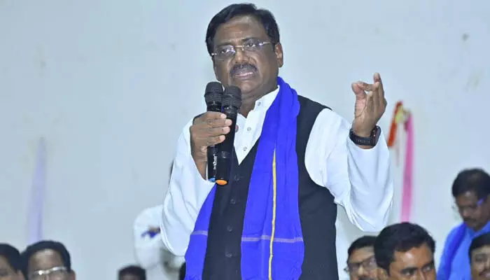 తాను మాల కులస్తుడనే విమర్శలా..? : మంత్రి డాక్టర్ వివేక్ వెంకట స్వామి తాను మాల కులస్తుడనే విమర్శలా..? : మంత్రి డాక్టర్ వివేక్ వెంకట స్వామి