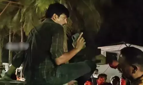 క‌డ‌ప‌లో మ‌ద్యం మ‌త్తులో యువ‌కుడి వీరంగం.. రోడ్డుకు అడ్డంగా కారు పెట్టి హ‌ల్‌చల్