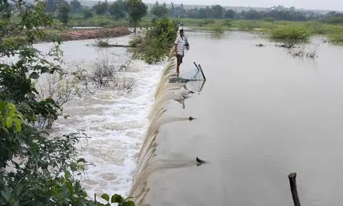 భారీ వర్షం.. జన జీవనం అస్తవ్యస్తం