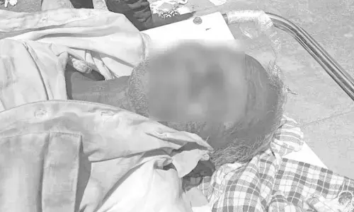 ఆటో నుంచి కింద ప‌డి వ్య‌క్తి మృతి