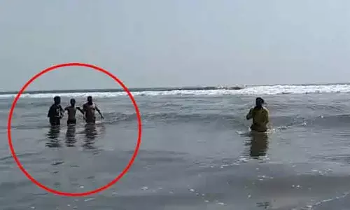 మంగినపూడి బీచ్‌లో నలుగురు యువకులకు ప్రమాదం.. రక్షించిన కానిస్టేబుల్స్