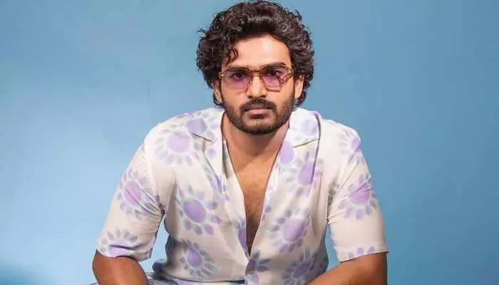 ఆ హీరోను కించపరచడం కరెక్ట్ కాదు.. యాంకర్కు స్ట్రాంగ్గా ఇచ్చిపడేసిన కిరణ్ అబ్బవరం ఆ హీరోను కించపరచడం కరెక్ట్ కాదు.. యాంకర్కు స్ట్రాంగ్గా ఇచ్చిపడేసిన కిరణ్ అబ్బవరం