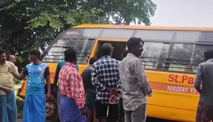 చెరువులోకి దూసుకెళ్లిన స్కూల్ బస్సు.. తప్పిన పెను ప్రమాదం చెరువులోకి దూసుకెళ్లిన స్కూల్ బస్సు.. తప్పిన పెను ప్రమాదం
