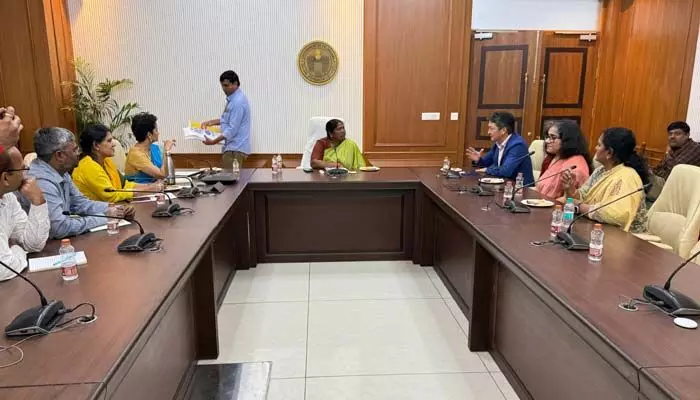 BRAC: మంత్రి సీతక్కను కలిసిన బ్రాక్ ప్రతినిధులు.. పేద, వెనుకబడిన వర్గాల సాధికారతకు కృషి BRAC: మంత్రి సీతక్కను కలిసిన బ్రాక్ ప్రతినిధులు.. పేద, వెనుకబడిన వర్గాల సాధికారతకు కృషి