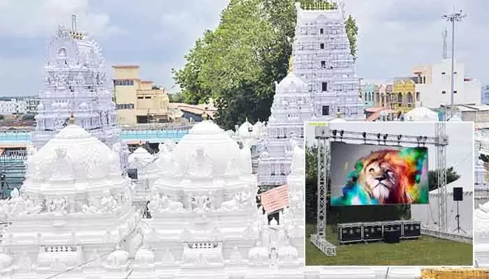 తెలంగాణ సర్కార్ కీలక నిర్ణయం.. వేములవాడలో ఎల్ఈడీ స్క్రీన్ల ఏర్పాటు తెలంగాణ సర్కార్ కీలక నిర్ణయం.. వేములవాడలో ఎల్ఈడీ స్క్రీన్ల ఏర్పాటు
