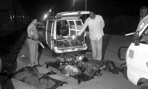 తీవ్ర విషాదం.. రైలు కింద పడి కుటుంబం ఆత్మహత్య