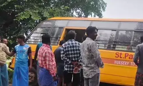 చెరువులోకి దూసుకెళ్లిన స్కూల్ బస్సు.. తప్పిన పెను ప్రమాదం