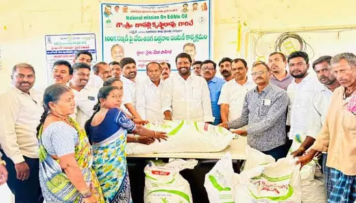 వేరుశనగ విత్తనాల పంపిణీ వేరుశనగ విత్తనాల పంపిణీ