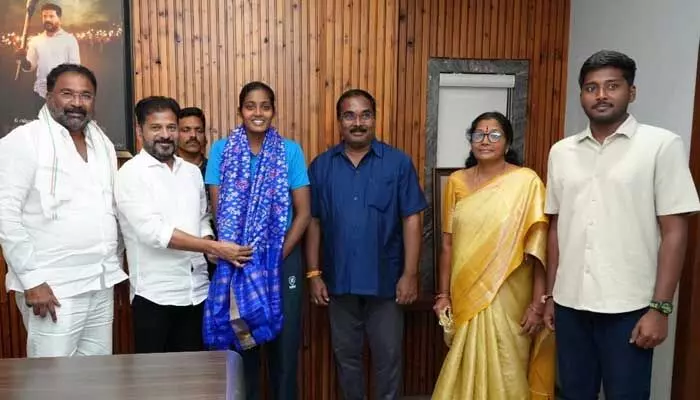 జాతీయ వాలీబాల్ ప్లేయర్ అనన్య శ్రీని అభినందించిన సీఎం రేవంత్ రెడ్డి జాతీయ వాలీబాల్ ప్లేయర్ అనన్య శ్రీని అభినందించిన సీఎం రేవంత్ రెడ్డి