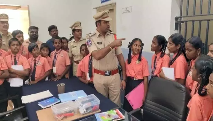 ఆపదలో ఉంటే పోలీసులకు సమాచారం ఇవ్వాలి సీఐ రామ్ లాల్ ఆపదలో ఉంటే పోలీసులకు సమాచారం ఇవ్వాలి సీఐ రామ్ లాల్