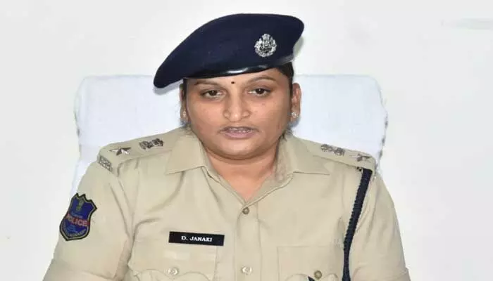ప్రజల రక్షణే ప్రధాన లక్ష్యంతో పోలీసులు పనిచేయాలి : ఎస్పీ జానకి ప్రజల రక్షణే ప్రధాన లక్ష్యంతో పోలీసులు పనిచేయాలి : ఎస్పీ జానకి