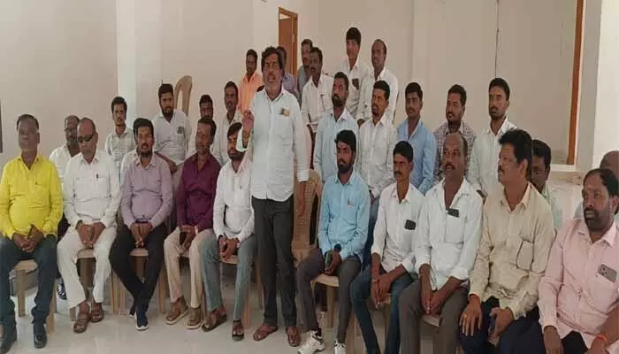 ఎర్రశేఖర్ కు అనిరుద్ రెడ్డి బేషరతుగా బహిరంగ క్షమాపణ చెప్పాలి ఎర్రశేఖర్ కు అనిరుద్ రెడ్డి బేషరతుగా బహిరంగ క్షమాపణ చెప్పాలి