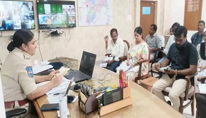 ప్రజల రక్షణే ప్రధాన లక్ష్యంతో పోలీసులు పనిచేయాలి : ఎస్పీ జానకి ప్రజల రక్షణే ప్రధాన లక్ష్యంతో పోలీసులు పనిచేయాలి : ఎస్పీ జానకి