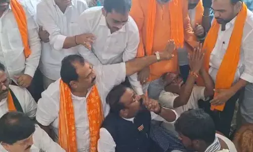 బీజేపీలో భ‌గ్గుమ‌న్న వ‌ర్గ పోరు
