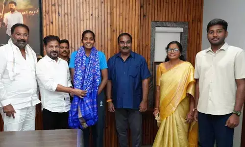 జాతీయ వాలీబాల్ ప్లేయ‌ర్ అన‌న్య శ్రీని అభినందించిన సీఎం రేవంత్ రెడ్డి