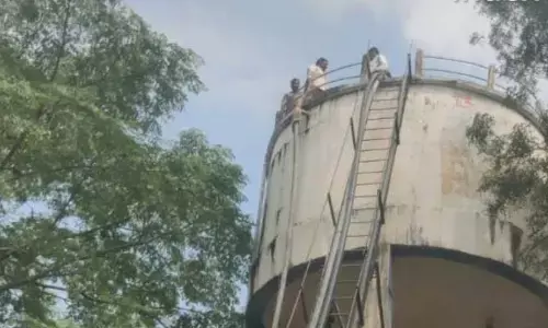 వాటర్ ట్యాంక్ ఎక్కి.. రైతు హల్ చల్