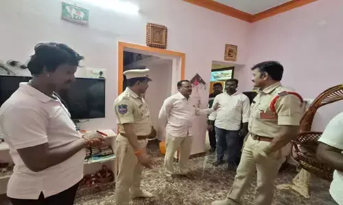 దొంగ‌ల హ‌ల్ చ‌ల్.. గోల్డ్, వెండి అప‌హ‌ర‌ణ