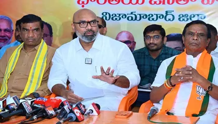 కేంద్రం పై మహేష్ గౌడ్ తప్పుడు స్టేట్ మెంట్లు ఇవ్వడం సరికాదు ఎంపీ అర్వింద్ కేంద్రం పై మహేష్ గౌడ్ తప్పుడు స్టేట్ మెంట్లు ఇవ్వడం సరికాదు ఎంపీ అర్వింద్