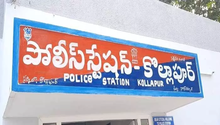 కొల్లాపూర్ ఎస్సై, ఇద్దరు కానిస్టేబుళ్ల పై హై కోర్టు తీవ్ర ఆగ్రహం కొల్లాపూర్ ఎస్సై, ఇద్దరు కానిస్టేబుళ్ల పై హై కోర్టు తీవ్ర ఆగ్రహం
