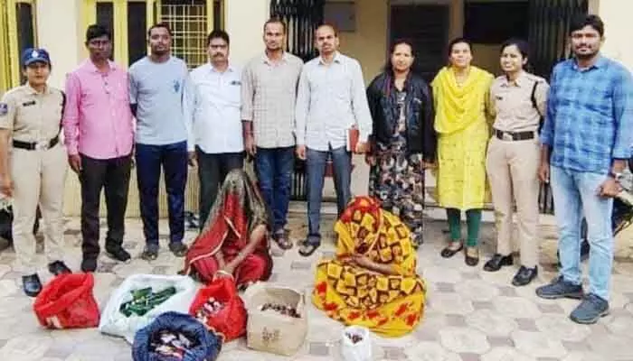 జూబ్లీహిల్స్ పరిధిలో పోలీసుల తనిఖీలు.. భారీగా మద్యం పట్టివేత జూబ్లీహిల్స్ పరిధిలో పోలీసుల తనిఖీలు.. భారీగా మద్యం పట్టివేత