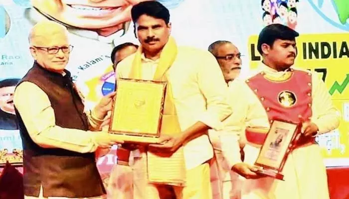 గవర్నర్ చేతుల మీదుగా ఉత్తమ ఉపాధ్యాయ అవార్డు అందుకున్న అజీజ్..! గవర్నర్ చేతుల మీదుగా ఉత్తమ ఉపాధ్యాయ అవార్డు అందుకున్న అజీజ్..!