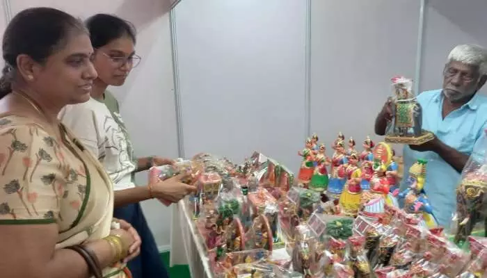 గాంధీ శిల్ప బజార్కు విశేష స్పందన గాంధీ శిల్ప బజార్కు విశేష స్పందన