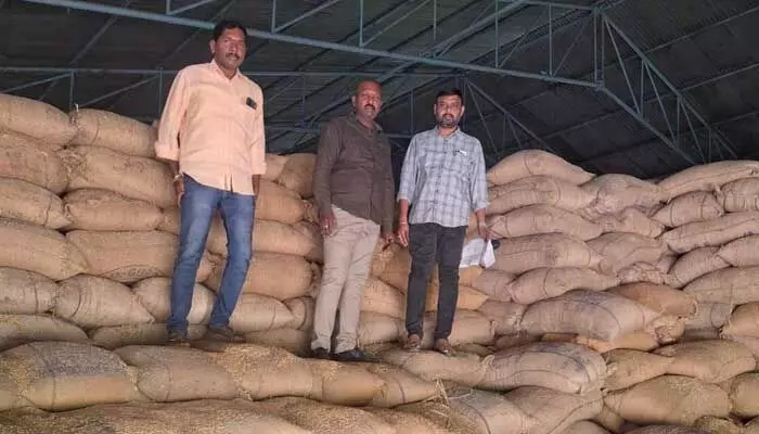 కరీంనగర్ పారాబాయిల్డ్ రైస్ మిల్లో 31వేల క్విటాల ధాన్యం పక్కదోవ కరీంనగర్ పారాబాయిల్డ్ రైస్ మిల్లో 31వేల క్విటాల ధాన్యం పక్కదోవ