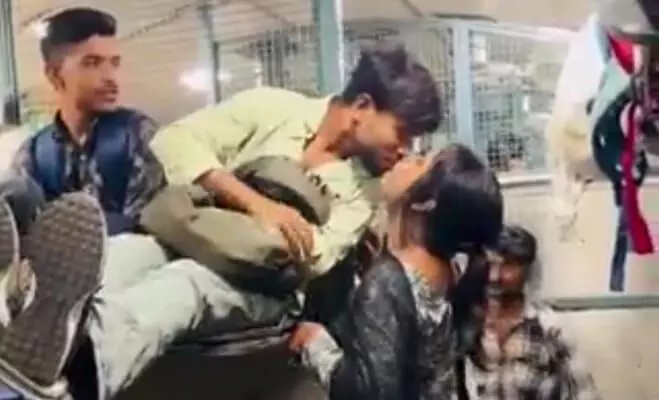 ట్రైన్లో ట్రాన్స్జెండర్తో ఇదేం గలీజు పనిరా బాబు.. వెయ్యి రూపాయలుంటే ఏసీలో రాకపోయావా.. ఏందీ దరిద్రం.. ట్రైన్లో ట్రాన్స్జెండర్తో ఇదేం గలీజు పనిరా బాబు.. వెయ్యి రూపాయలుంటే ఏసీలో రాకపోయావా.. ఏందీ దరిద్రం..