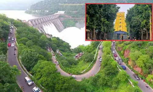 శ్రీశైలం వెళ్లే భక్తులకు బిగ్ అలర్ట్.. రాకపోకలు నిలిపివేత