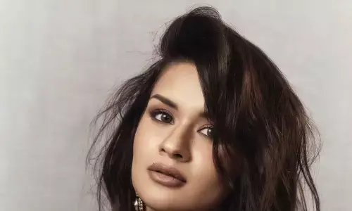 Avneet Kaur looks hot in black outfit