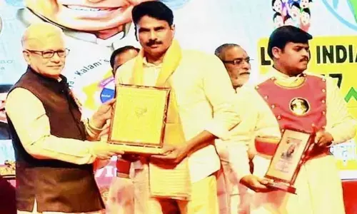 గ‌వ‌ర్న‌ర్ చేతుల మీదుగా ఉత్త‌మ ఉపాధ్యాయ అవార్డు అందుకున్న అజీజ్..!
