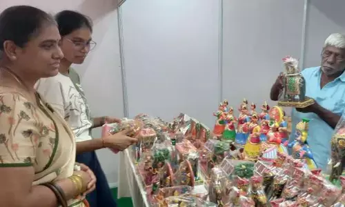 గాంధీ శిల్ప బ‌జార్‌కు విశేష స్పంద‌న‌