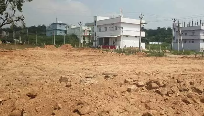 అధికారులు నిర్లక్ష్యం..వర్షపు నీటితో పెను ముప్పు..! అధికారులు నిర్లక్ష్యం..వర్షపు నీటితో పెను ముప్పు..!