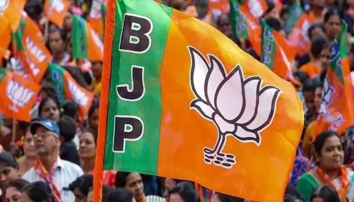 మోడీ సొంత రాష్ట్రంలో సంచలన పరిణామం.. సీఎం మినహా మంత్రులంతా రాజీనామా మోడీ సొంత రాష్ట్రంలో సంచలన పరిణామం.. సీఎం మినహా మంత్రులంతా రాజీనామా