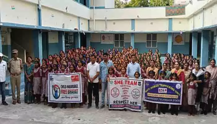 ప్రేమలు మోసాలు పై విద్యార్థినుల కు అవగాహన ప్రేమలు మోసాలు పై విద్యార్థినుల కు అవగాహన