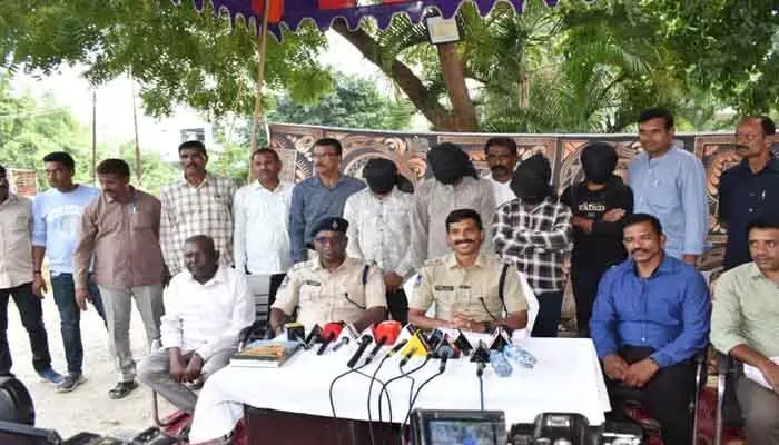 ఆటోలు, బైక్ దొంగల ముఠా సభ్యుల అరెస్ట్ ఆటోలు, బైక్ దొంగల ముఠా సభ్యుల అరెస్ట్