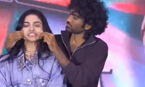 స్టేజ్ పైనే హీరోయిన్ ను గిల్లిన ప్రదీప్ రంగనాథన్..!